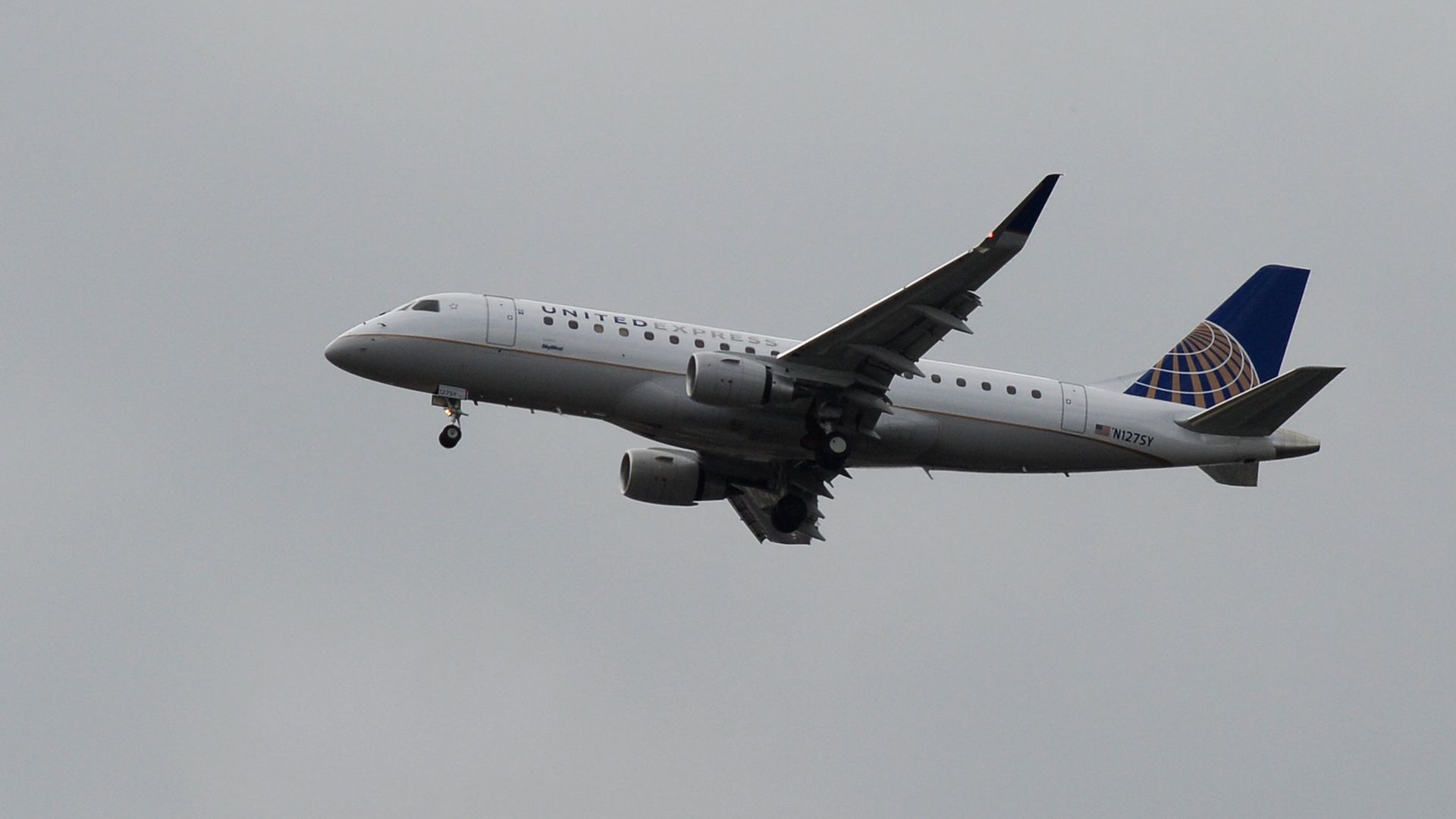 Самолет Эмбраер-175 авиакомпании United Airlines в небе над Вашингтоном Самолет Эмбраер-175 авиакомпании United Airlines в небе над Вашингтоном - РИА Новости, 1920, 02.02.2025