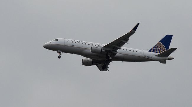 Самолет Эмбраер-175 авиакомпании United Airlines в небе над Вашингтоном Самолет Эмбраер-175 авиакомпании United Airlines в небе над Вашингтоном
