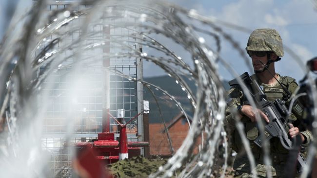Сотрудник правоохранительных органов Косово. Архивное фото Сотрудник правоохранительных органов Косово. Архивное фото