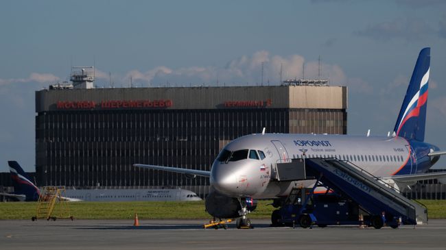 Sukhoi Superjet 100 на стоянке самолетов в аэропорту Шереметьево в Москве