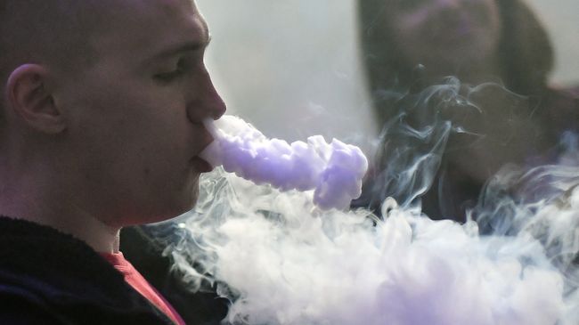 Посетитель на третьей профессиональной выставке vape-индустрии RusskiVape в Москве. Архивное фото Посетитель на третьей профессиональной выставке vape-индустрии RusskiVape в Москве. Архивное фото