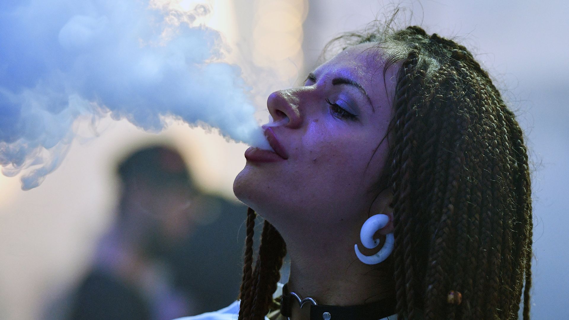 Девушка на третьей профессиональной выставке vape-индустрии RusskiVape в Москве Девушка на третьей профессиональной выставке vape-индустрии RusskiVape в Москве - РИА Новости, 1920, 05.11.2022