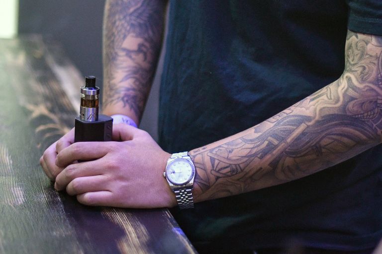 Посетитель на третьей профессиональной выставке vape-индустрии RusskiVape в Москве