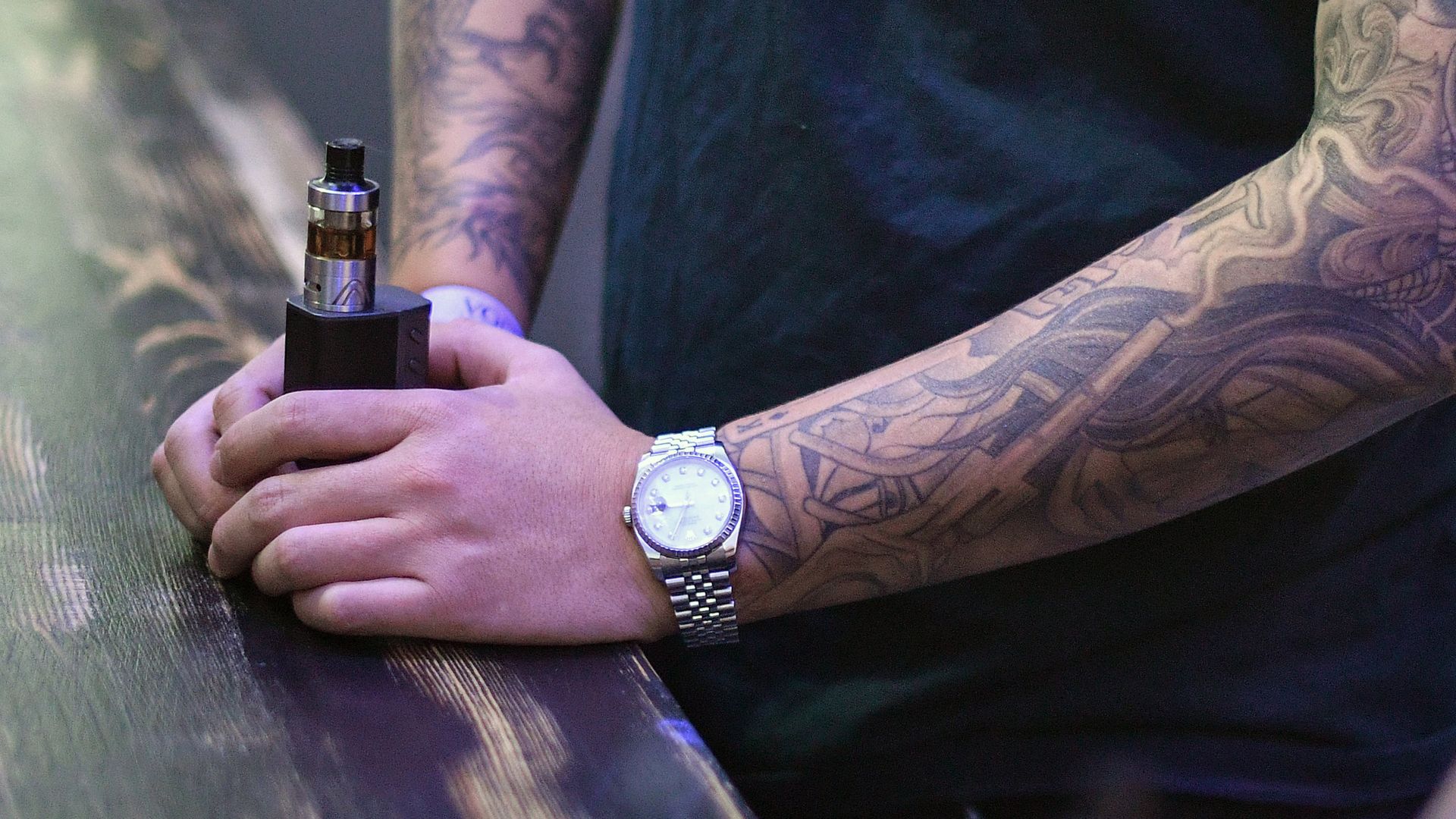 Посетитель на третьей профессиональной выставке vape-индустрии RusskiVape в Москве - РИА Новости, 1920, 04.04.2023
