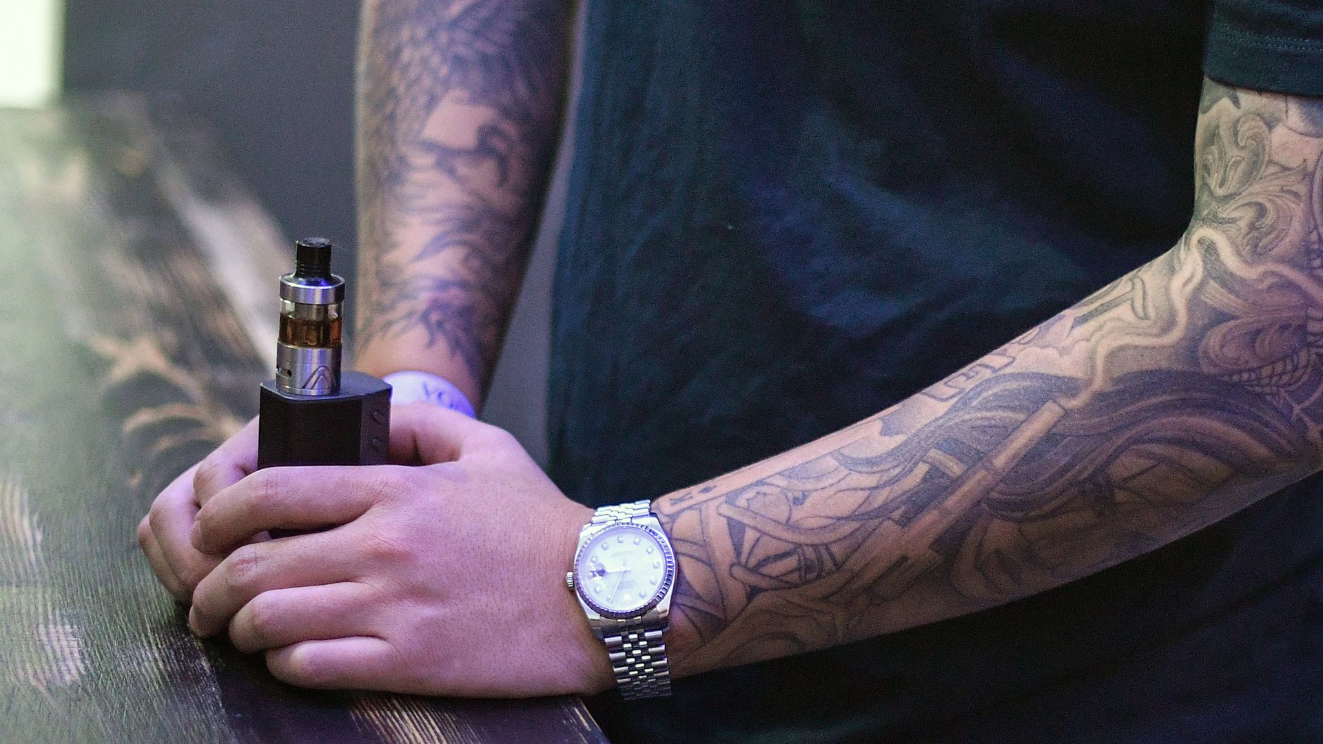 Посетитель на третьей профессиональной выставке vape-индустрии RusskiVape в Москве - РИА Новости, 1920, 04.04.2023