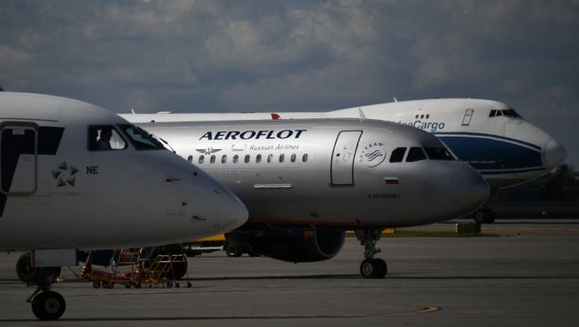 Sukhoi Superjet 100 на стоянке самолетов в аэропорту Шереметьево в Москве. Архивное фото Sukhoi Superjet 100 на стоянке самолетов в аэропорту Шереметьево в Москве. Архивное фото
