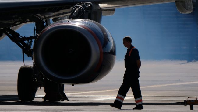 Запуск двигателей Sukhoi Superjet 100. Архивное фото