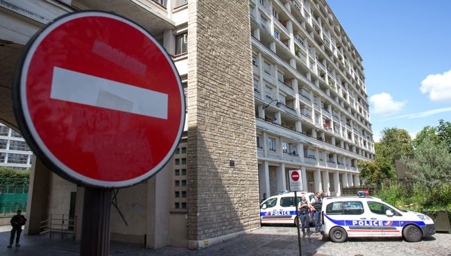 Сотрудники полиции на месте, где автомобиль наехал на группу военнослужащих в пригороде Парижа Леваллуа-Перре. 9 августа 2017