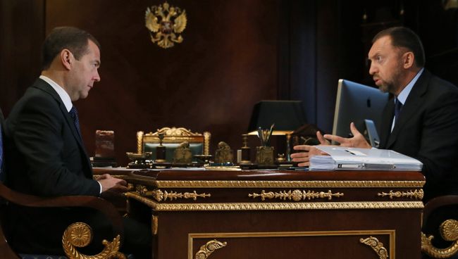 Председатель правительства РФ Дмитрий Медведев и президент, член совета директоров компании РУСАЛ Олег Дерипаска во время встречи. 9 августа 2017 Председатель правительства РФ Дмитрий Медведев и президент, член совета директоров компании РУСАЛ Олег Дерипаска во время встречи. 9 августа 2017