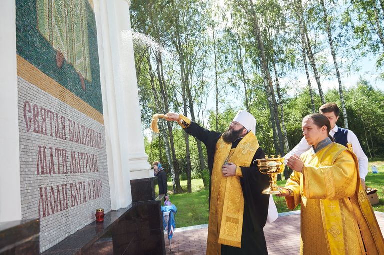 Освящение киота с православными иконами на трассе М-1 Беларусь