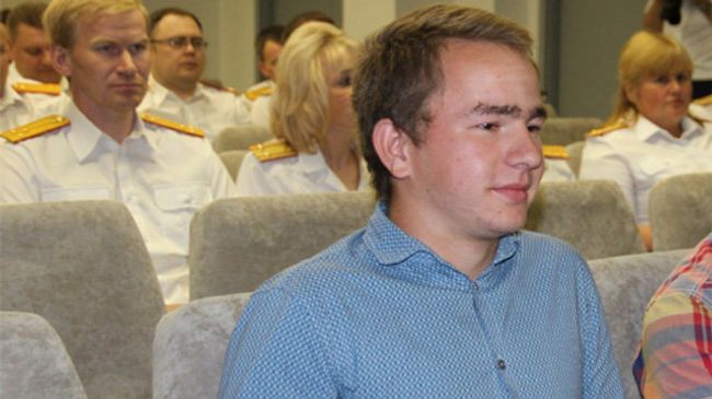 Павла Карпенко – волонтёра поискового отряда Сокол на церемонии награждения
