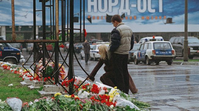 Возложение цветов у Театрального центра на Дубровке Возложение цветов у Театрального центра на Дубровке