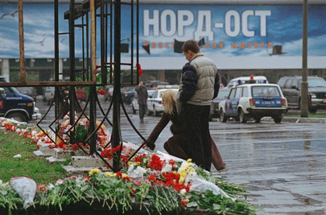 Возложение цветов у Театрального центра на Дубровке. Архив Возложение цветов у Театрального центра на Дубровке. Архив