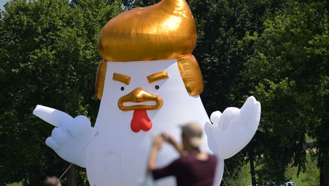 Гигантский надувной цыпленок с прической Трампа установлен у Белого дома