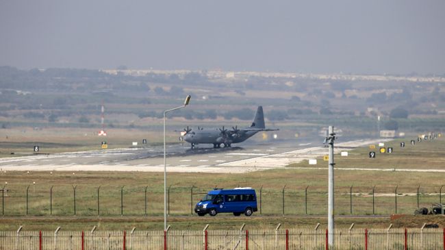 Военно-транспортный самолет ВВС США С-130 Hercules на авиабазе Инджирлик в Турции. Архивное фото Военно-транспортный самолет ВВС США С-130 Hercules на авиабазе Инджирлик в Турции. Архивное фото