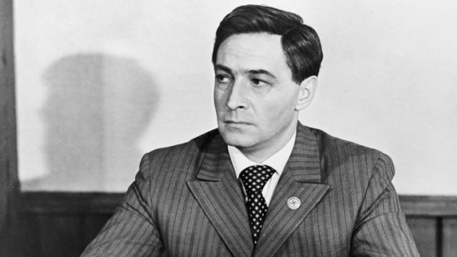 Вячеслав Тихонов в роли Штирлица в фильме Семнадцать мгновений весны Вячеслав Тихонов в роли Штирлица в фильме Семнадцать мгновений весны