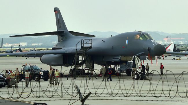Стратегический бомбардировщик ВВС США B-1B Lancer на базе ВВС США Осан в Пхентхэке, Южная Корея Стратегический бомбардировщик ВВС США B-1B Lancer на базе ВВС США Осан в Пхентхэке, Южная Корея