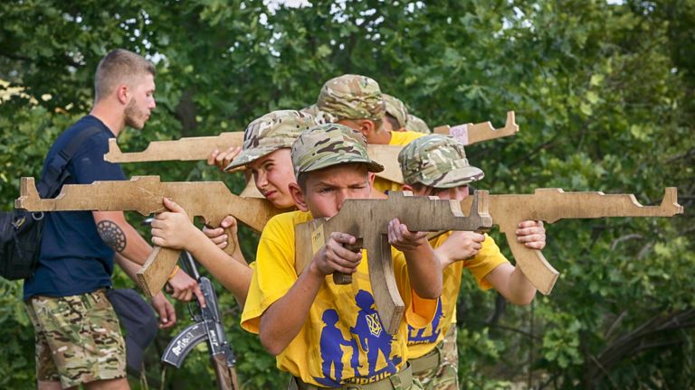 Дети в военизированном детском лагере на Украине