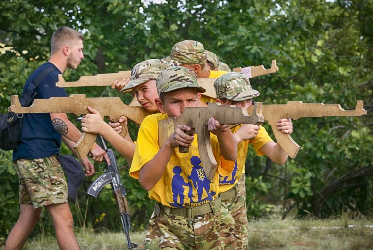 Дети в военизированном детском лагере на Украине Дети в военизированном детском лагере на Украине