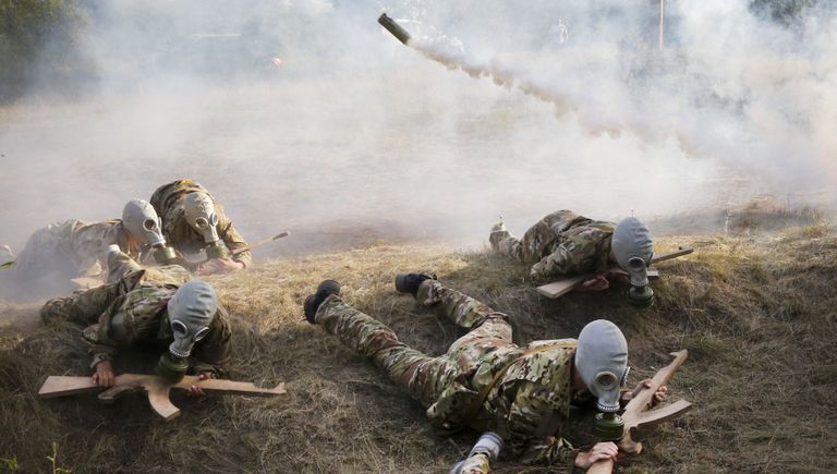 Дети в военизированном детском лагере на Украине