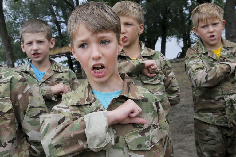 Дети в военизированном детском лагере на Украине Дети в военизированном детском лагере на Украине