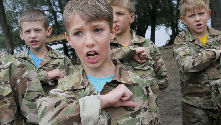 Дети в военизированном детском лагере на Украине