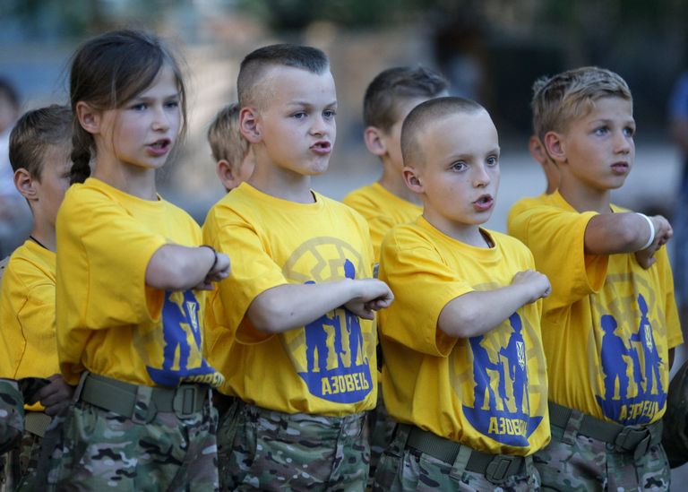 Дети в военизированном детском лагере на Украине Дети в военизированном детском лагере на Украине