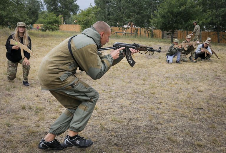 Дети в военизированном детском лагере на Украине Дети в военизированном детском лагере на Украине