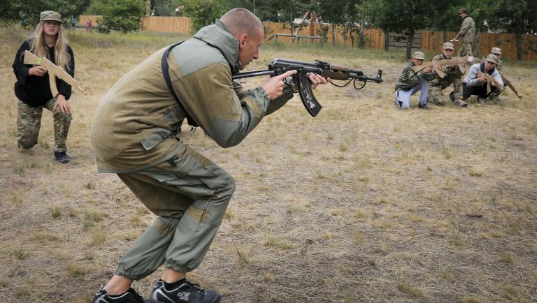 Дети в военизированном детском лагере на Украине