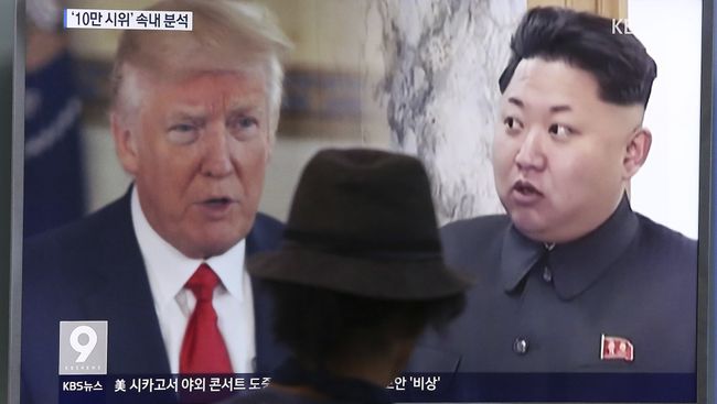 Президент США Дональд Трамп и лидер Северной Кореи Ким Чен Унь на экране телевизора. Сеул, 10 августа 2017 Президент США Дональд Трамп и лидер Северной Кореи Ким Чен Унь на экране телевизора. Сеул, 10 августа 2017