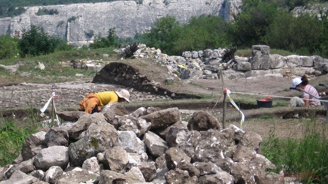 Средневековый некрополь в горах Бахчисарайского района Крыма Средневековый некрополь в горах Бахчисарайского района Крыма