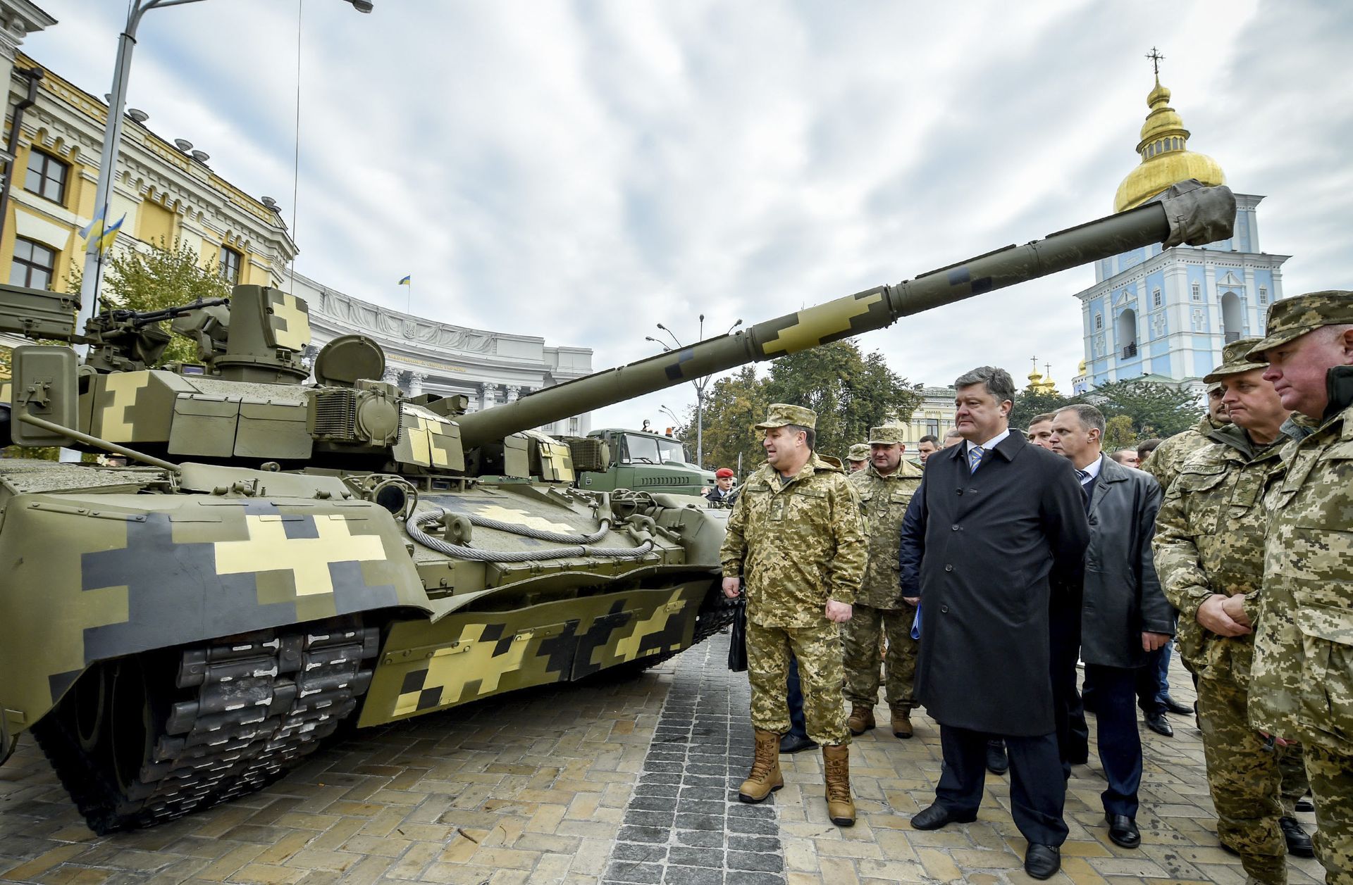 Президент Украины Петр Порошенко и министр обороны Степан Полторак смотрят на танк Оплот во время открытия выставки Сила непобедимого в Киеве Президент Украины Петр Порошенко и министр обороны Степан Полторак смотрят на танк Оплот во время открытия выставки Сила непобедимого в Киеве - РИА Новости, 1920, 11.12.2020