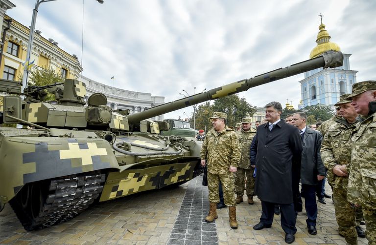 Президент Украины Петр Порошенко и министр обороны Степан Полторак смотрят на танк Оплот во время открытия выставки Сила непобедимого в Киеве