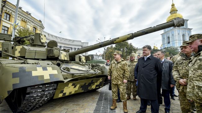 Президент Украины Петр Порошенко и министр обороны Степан Полторак смотрят на танк Оплот во время открытия выставки Сила непобедимого в Киеве Президент Украины Петр Порошенко и министр обороны Степан Полторак смотрят на танк Оплот во время открытия выставки Сила непобедимого в Киеве