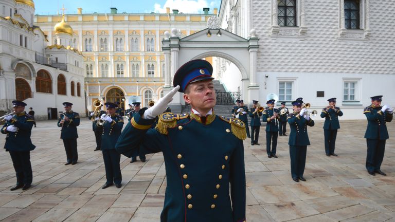 Дирижер Президентского оркестра Евгений Никитин во время развода конного караула, в рамках подготовки к фестивалю Спасская башня Дирижер Президентского оркестра Евгений Никитин во время развода конного караула, в рамках подготовки к фестивалю Спасская башня