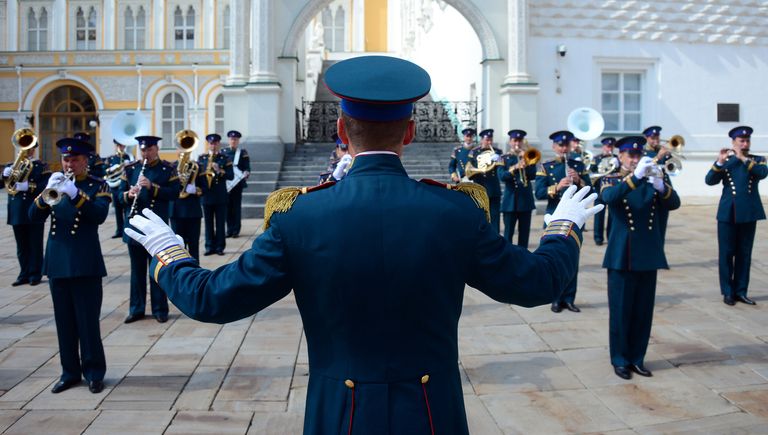 Дирижер Президентского оркестра Евгений Никитин во время развода конного караула, в рамках подготовки к фестивалю Спасская башня Дирижер Президентского оркестра Евгений Никитин во время развода конного караула, в рамках подготовки к фестивалю Спасская башня