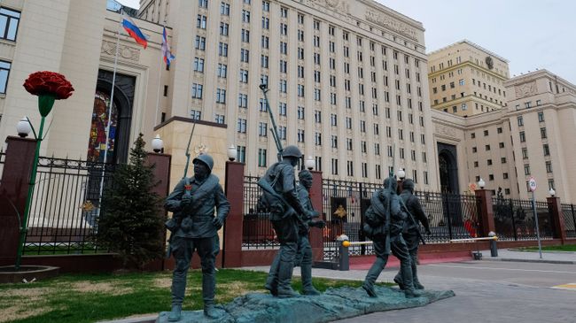 Памятник героям фильма Они сражались за Родину у здания министерства обороны РФ на Фрунзенской набережной в Москве. Архивное фото Памятник героям фильма Они сражались за Родину у здания министерства обороны РФ на Фрунзенской набережной в Москве. Архивное фото