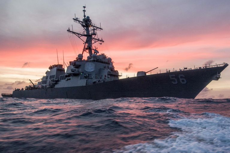 Американский эсминец Джон С. Маккейн в Южно-Китайском море Американский эсминец Джон С. Маккейн в Южно-Китайском море