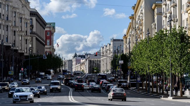 Автомобильное движение на Тверской улице в Москве Автомобильное движение на Тверской улице в Москве