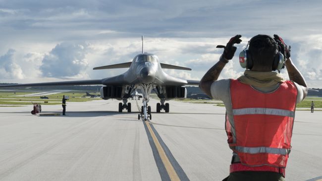Стратегический бомбардировщик B-1B Lancer на базе ВВС США на Гуаме. 26 июля 2017 Стратегический бомбардировщик B-1B Lancer на базе ВВС США на Гуаме. 26 июля 2017