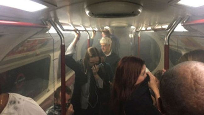 Задымление в вагоне метро на станции Оксфорд-серкс в Лондоне, Великобритания. 11 августа 2017 Задымление в вагоне метро на станции Оксфорд-серкс в Лондоне, Великобритания. 11 августа 2017