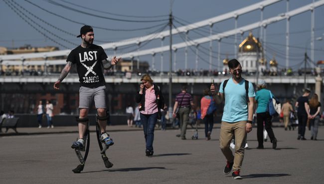 Москвичи в Центральном парке культуры и отдыха имени Горького в Москве