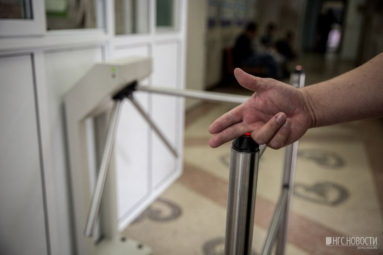 Врач Александр Волчек, который вживил себе под кожу шесть упрощающих жизнь чипов