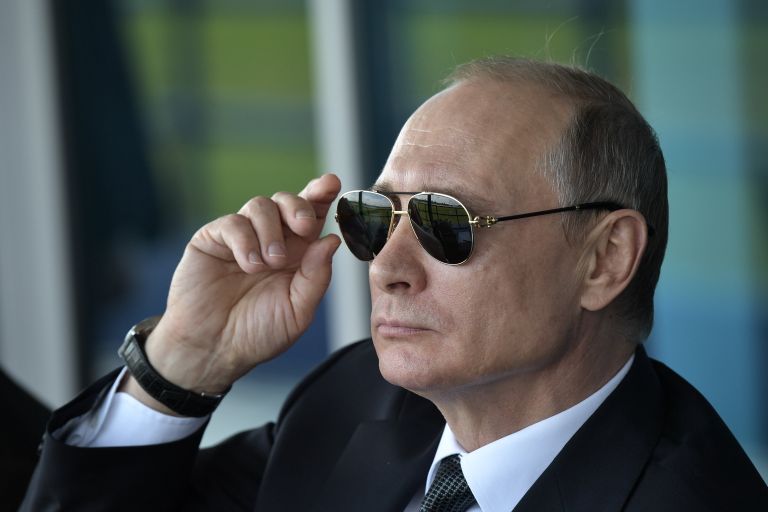 Президент РФ Владимир Путин наблюдает за демонстрационными полетами пилотажных групп во время посещения XIII Международного авиационно-космического салона МАКС-2017 Президент РФ Владимир Путин наблюдает за демонстрационными полетами пилотажных групп во время посещения XIII Международного авиационно-космического салона МАКС-2017