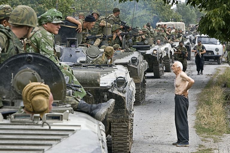 Колонна российских войск, движущихся в место временного лагеря на территории Грузии 
