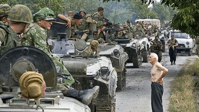 Колонна российских войск, движущихся в место временного лагеря на территории Грузии Колонна российских войск, движущихся в место временного лагеря на территории Грузии