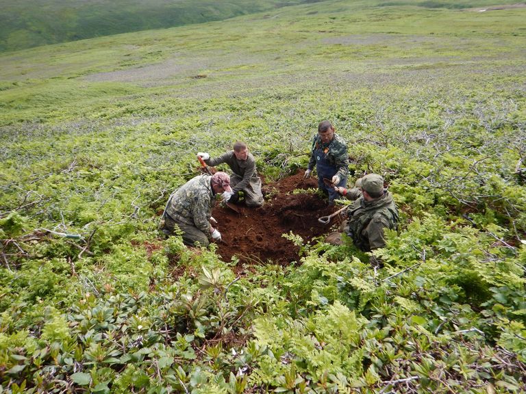 Участники поисковой экспедиции на острове Шумшу Участники поисковой экспедиции на острове Шумшу