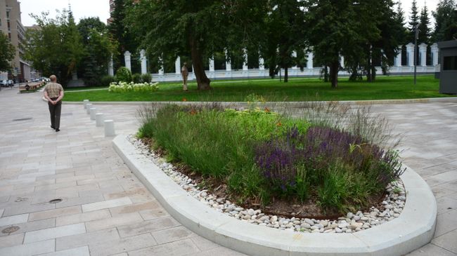 Цветочная клумба в 3-м Голутвинском переулке в Москве