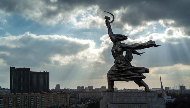 Скульптура Веры Мухиной Рабочий и колхозница у Всероссийского выставочного центра. Архивное фото Скульптура Веры Мухиной Рабочий и колхозница у Всероссийского выставочного центра. Архивное фото