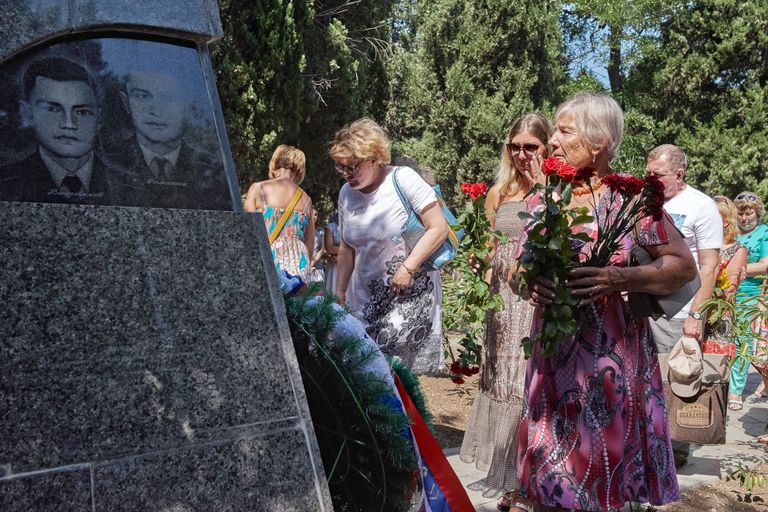 Жители Севастополя возлагают цветы к мемориалу морякам-подводникам, погибшим на атомной подводной лодке Курск. 12 августа 2017